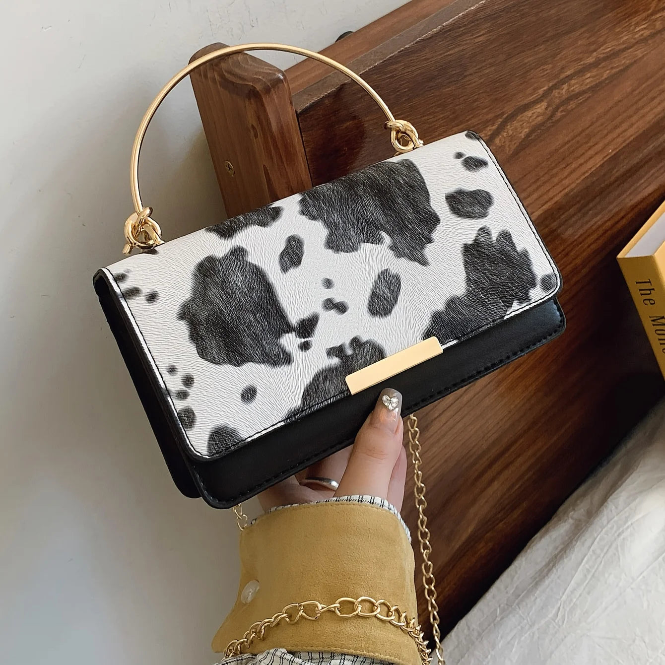Ladies' cow print hand-held crossbody bag, retro crossbody bag with detachable chain, fashionable women's bag